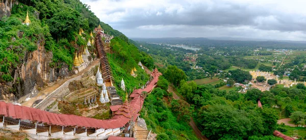 Barevné červené schodiště střechy a krásné krajiny v jeskyních Pindaya, Myanmar — Stock fotografie