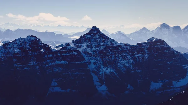 Belle vue sur la chaîne de montagnes lunatique depuis le Mont Temple, Banff, Montagnes Rocheuses, Canada — Photo
