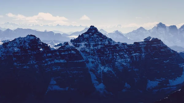 Beautiful moody mountains range view from Mt Temple, Banff, Rocky mountains, Canada — Stock Photo, Image