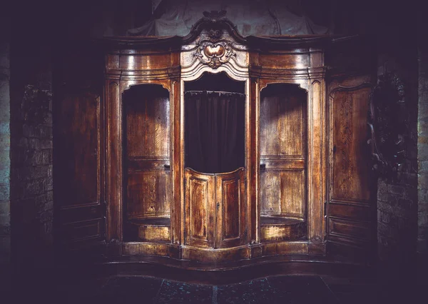 Ancien meuble vintage cabine dans un style artistique filtré — Photo