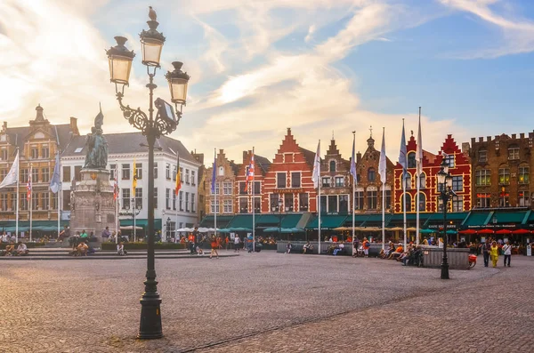 BRUGES, BÉLGICA - 17 de julio de 2013: Vista del paisaje urbano de la plaza de la ciudad i —  Fotos de Stock