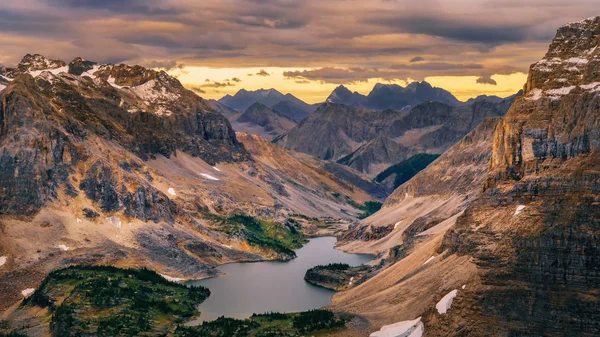 Divoká krajina pohoří a výhledem na jezero, národní park Banff — Stock fotografie