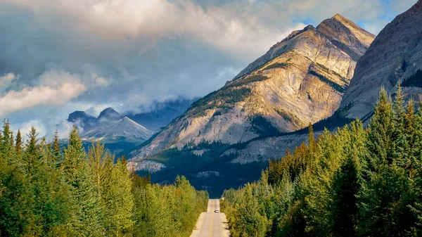 Landschapsmening van het Columbia-ijsveld parkway weg en de Canadese rocky mountains Rechtenvrije Stockfoto's