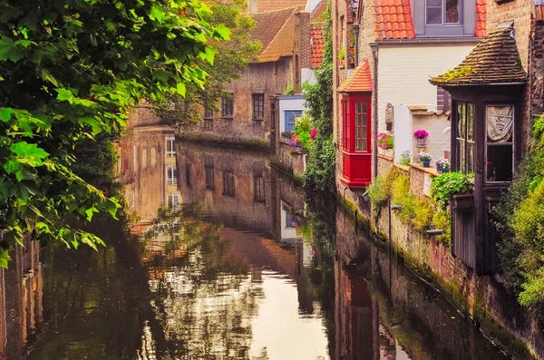 Vintage kleurrijke oude huizen, windows en water aquaduct in Brugge Rechtenvrije Stockfoto's