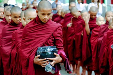 Amarapura, Myanmar - 28 Haziran 2015: Budist rahipler sıra öğle yemeği için Myanmar