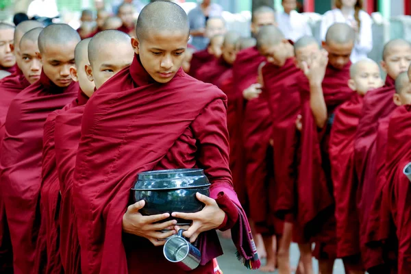 Amarapura, Birma - 28 czerwca 2015: Buddyjskich mnichów kolejki na lunch w Myanmar — Zdjęcie stockowe