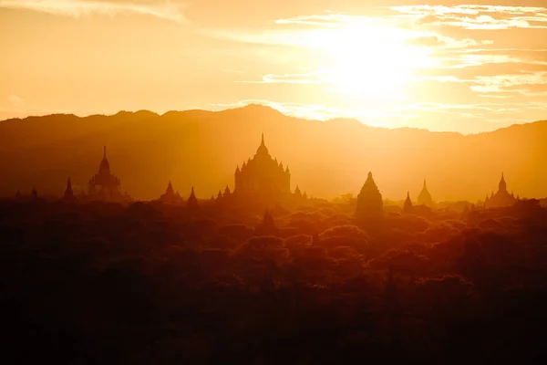 Coucher de soleil panoramique sur les anciennes silhouettes des temples de Bagan, Myanmar — Photo