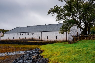 Isle Of Skye, İngiltere - 30 Ağustos 2013: Talisker damıtma makinaları için