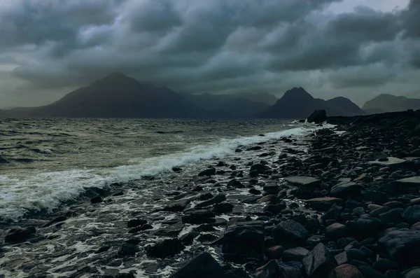 Panorama spettacolare vista sulla costa di rocce e colline Cullin, Scozia — Foto Stock