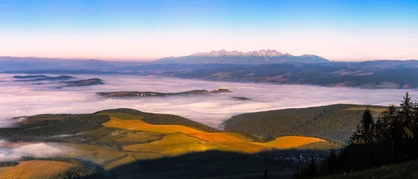 Widok panoramiczny pejzaż łąk, zamek oraz pasmo górskie, Słowacja — Zdjęcie stockowe