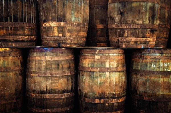 Detalle de barriles de whisky de madera viejos apilados —  Fotos de Stock