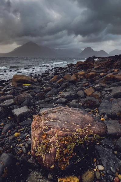 Paisaje dramático vista de la costa de rocas y colinas de Cullin, Escocia Imagen de archivo