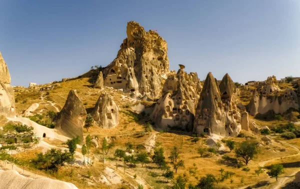 Пейзаж красочный вид на песчаные образования Кападокии, Турция — стоковое фото