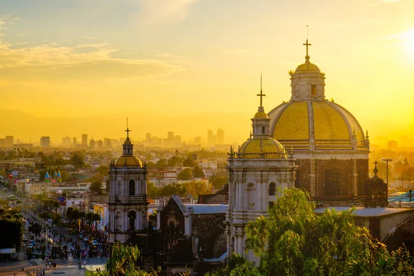Vista panorámica de la Basílica de Guadalupe con el horizonte de la ciudad de México —  Fotos de Stock