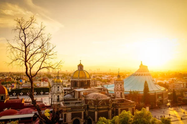 Festői kilátással a híres Guadalupe bazilika, Mexico city skyline naplementekor — Stock Fotó