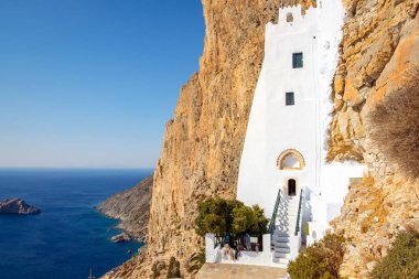 Panagia Hozoviotissa Manastırı ve okyanusun Amorgos Island, Yunanistan