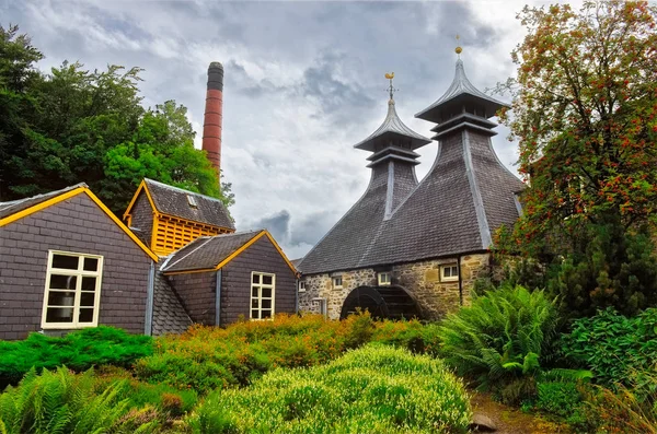 KEITH, United Kingdom INGDOM - SEPTEMBER 6 2013：Strathisla Distillery factory buildings, Keith, United Kingdom — 图库照片