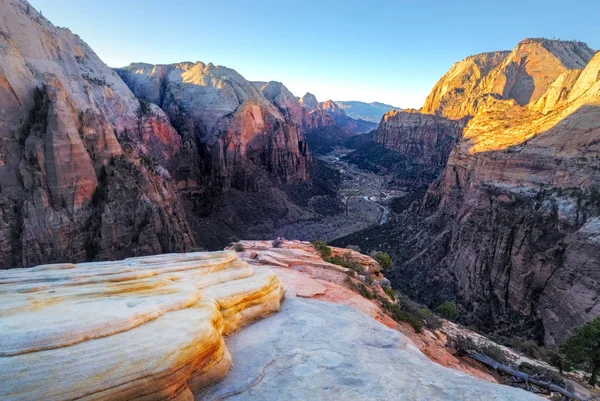 Manzaralı dağ vadinin Zion national park, Utah — Stok fotoğraf