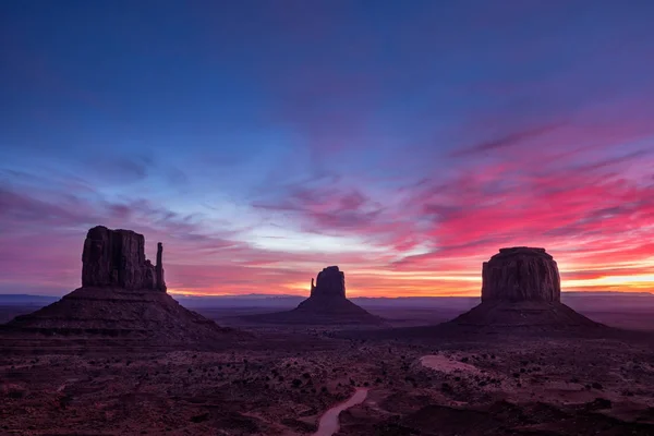 Vista colorida del paisaje del amanecer en el parque nacional Monument Valley, Arizona —  Fotos de Stock