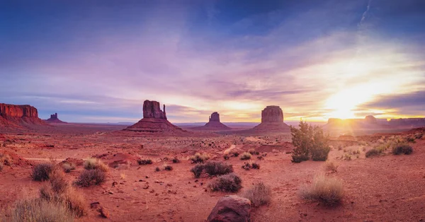 Widok panoramiczny pejzaż Monument Valley w sunrise, Utah — Zdjęcie stockowe