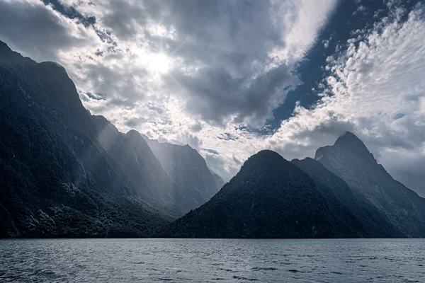 Vistas panorámicas de las montañas Milford Sound con nubes dramáticas y — Foto de Stock