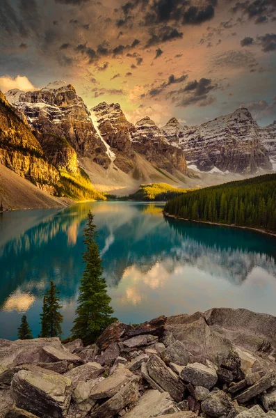 Paisaje vista del lago Moraine en las Montañas Rocosas Canadienses — Foto de Stock