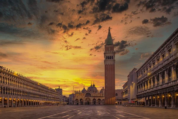 Scenic view of Piazza San Marco with dramatic colorful sky — Stock Photo, Image