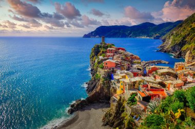Cinque Terre 'deki Vernazza köyünün renkli manzarası
