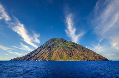 Lipari 'deki Stromboli volkanik adası okyanustan...