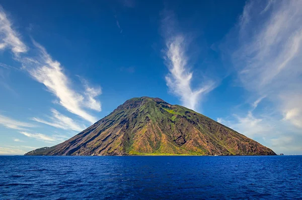 Volcanic island Stromboli in Lipari viewed from the ocean with n — Stock Photo, Image