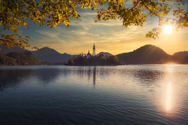 Landschappelijk uitzicht op het meer van Bled en eiland met kerk, kleurrijke dramat — Stockfoto