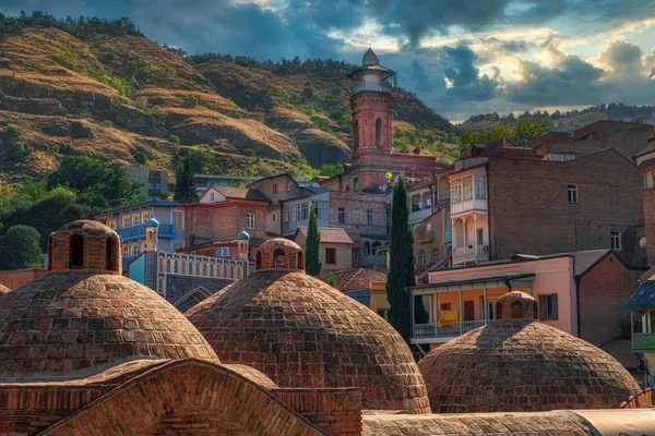Estructuras de cúpula del antiguo balneario termal, casco antiguo de Tiflis, Georgi — Foto de Stock