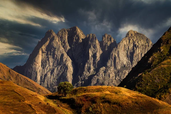 Krajinný pohled na vrcholky hor a louky v Kazbegi národní — Stock fotografie