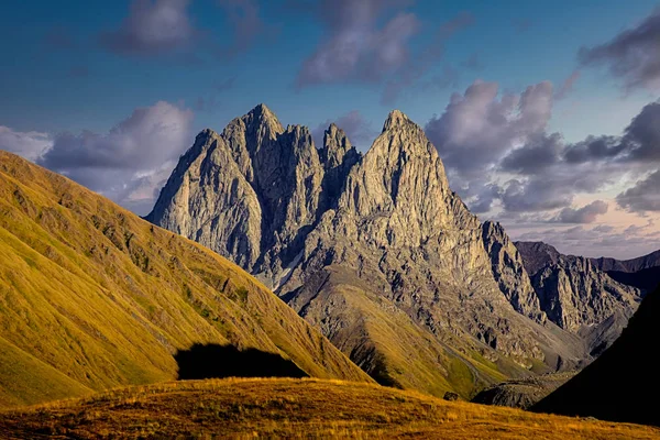 Vista paisagem de picos de montanha e prados em Kazbegi nacional — Fotografia de Stock