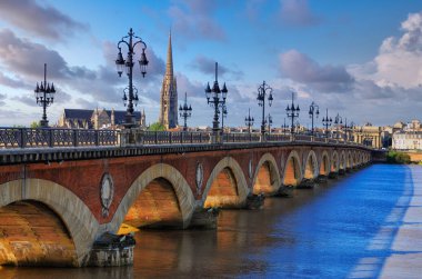 St Michel Katedrali ile Bordeaux Nehri Köprüsü manzarası