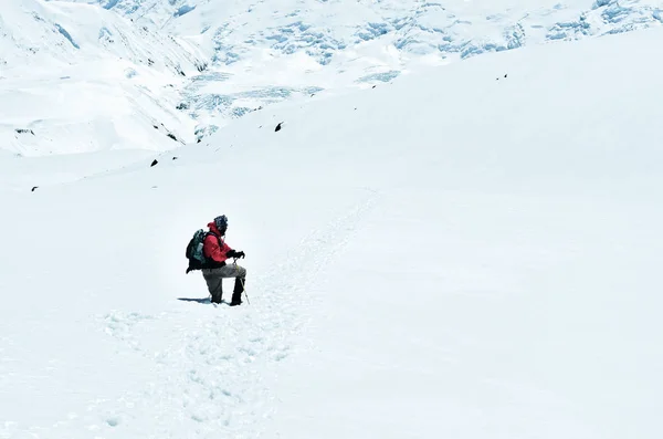 Trekker di montagna che lotta attraverso il paesaggio innevato, Himala — Foto Stock