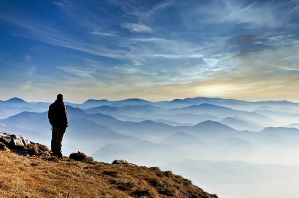 Landschap uitzicht op mistige berg heuvels en man silhouet, Slova — Stockfoto