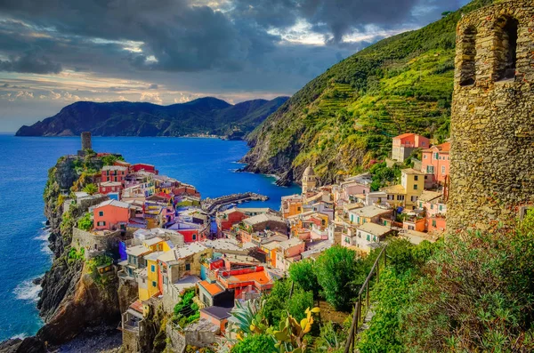 Paisaje vista de colorido pueblo Vernazza con cielo dramático en —  Fotos de Stock