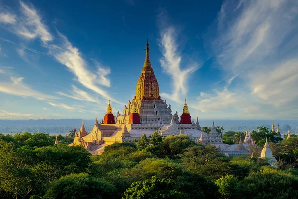 Krajina pohled na chrám Ananda ve staré oblasti Bagan, Myanmar — Stock fotografie