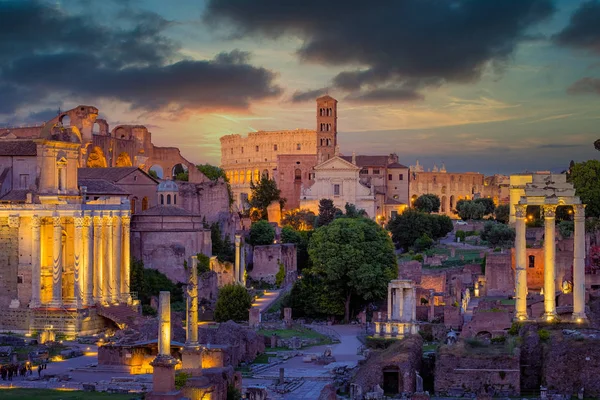 Forum Romanum en Colosseum in Rome met dramatische kleurrijke lucht — Stockfoto