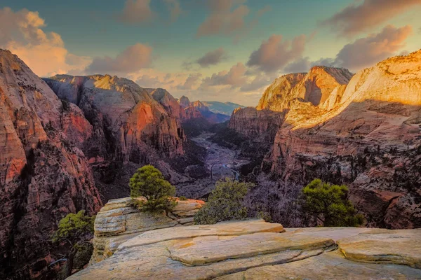 Scénický pohled na horské údolí v národním parku Sion, USA — Stock fotografie