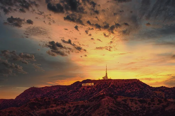 Pemandangan pemandangan bukit dan tanda Hollywood di Los Angeles dengan d — Stok Foto