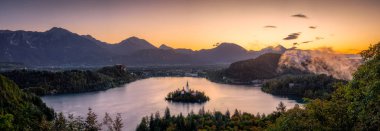 Güneş doğmadan önce Bled Gölü 'nün panoramik renkli manzarası