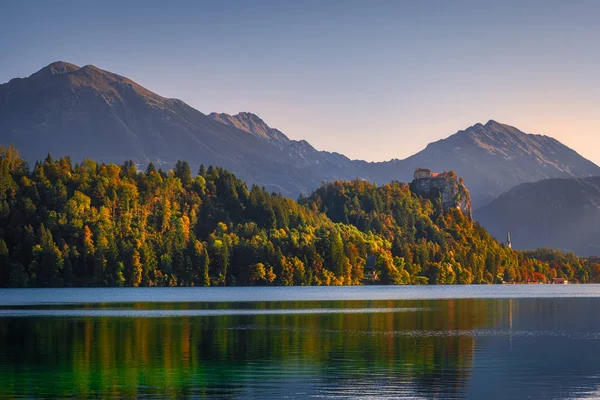 Scénický pohled na jezero Bled a hrad s barevnou podzimní hříbě — Stock fotografie