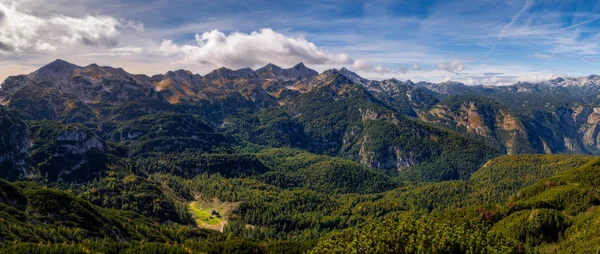 Dağ sırası panoramik manzara ve dağ kulübesi — Stok fotoğraf