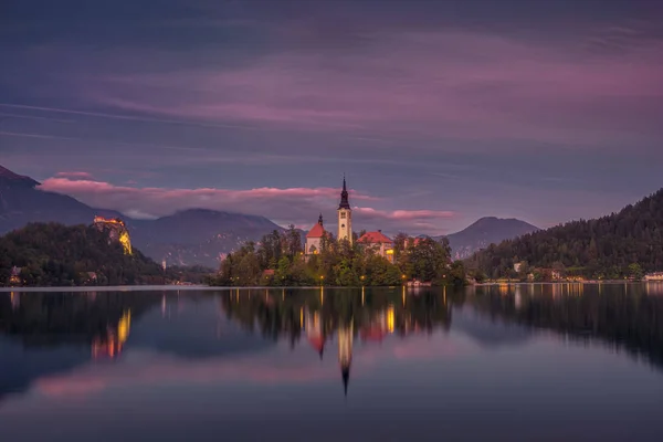 Vista colorida del paisaje del atardecer de la isla y la iglesia del lago Bled, S —  Fotos de Stock