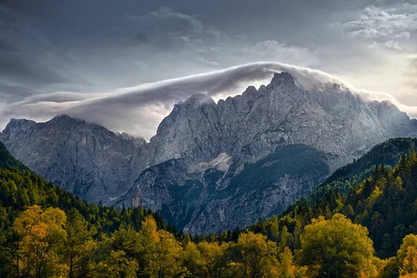 Montanha vista paisagem gama perto do Lago Jasna, Triglav NP, Slove — Fotografia de Stock