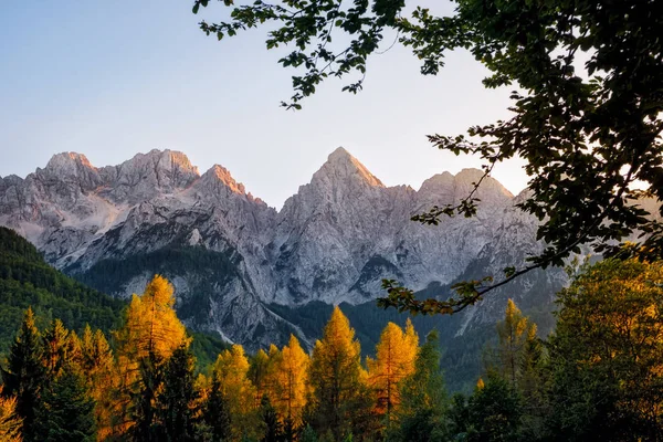 Panorama delle cime montuose e colorato fogliame autunnale, Tr — Foto Stock