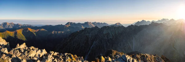 Panoramiczny widok na góry z Krivan szczyt, Wysoki Tat — Zdjęcie stockowe