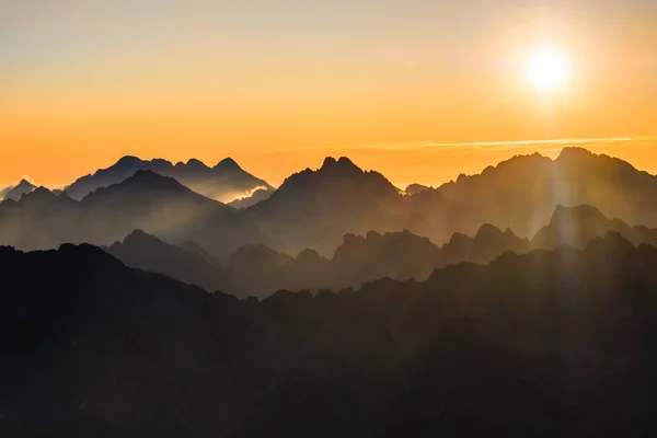 Soleil se levant sur les belles montagnes brumeuses stratifiées, Haut Tatr — Photo